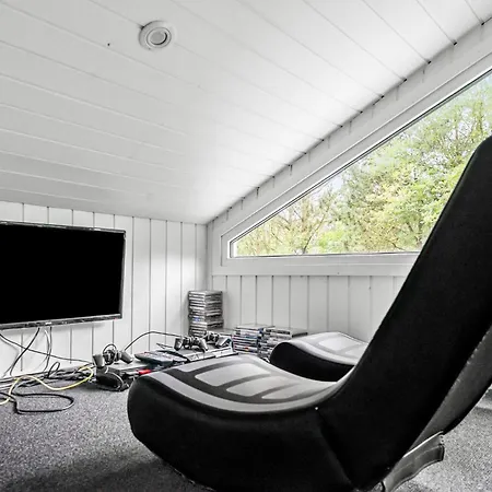 4 Bedroom Amazing In Holiday home