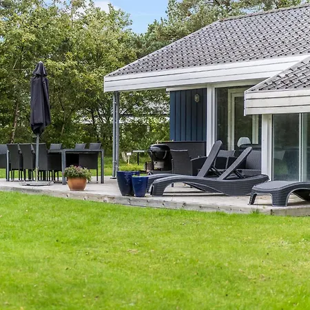 4 Bedroom Amazing In Holiday home